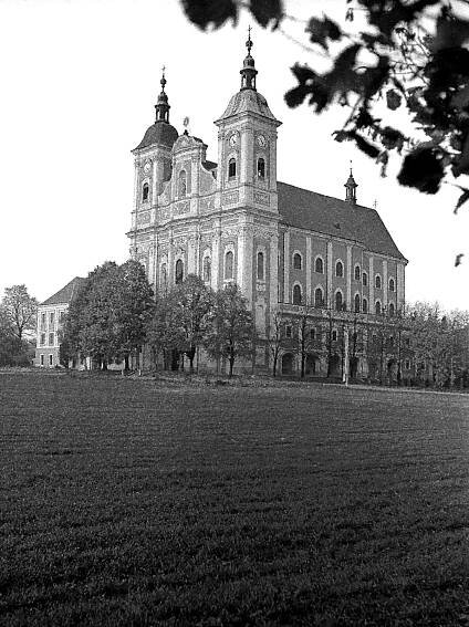Dub nad Moravou, kostel a fara; foto Karel Kuča 1983.