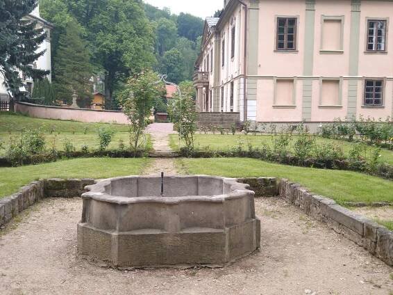 Soubor:Kašna v zámecké zahradě v Potštejně.jpg
