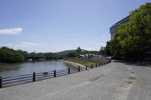 岡山城への道