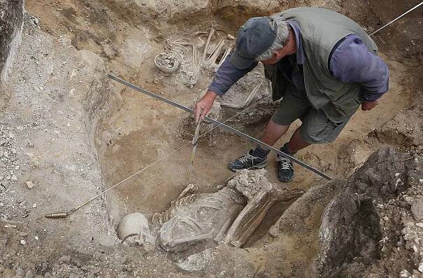 V Hrobcích našli tři kostry