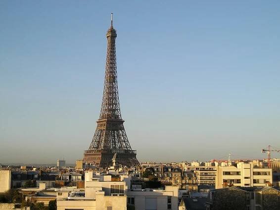 Soubor:Eiffel Tower from the top of a building located rue de l'Université, Paris January 2005.jpg – Wikipedie