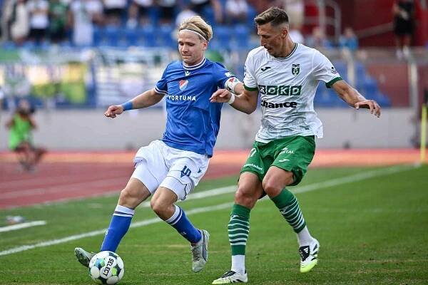 Utkání 4. kola první fotbalové ligy FC Baník Ostrava - MFK Karviná, 10. srpna 2025, Ostrava. (zleva) Matěj Šín z Ostravy a Dávid Krčík z Karviné.