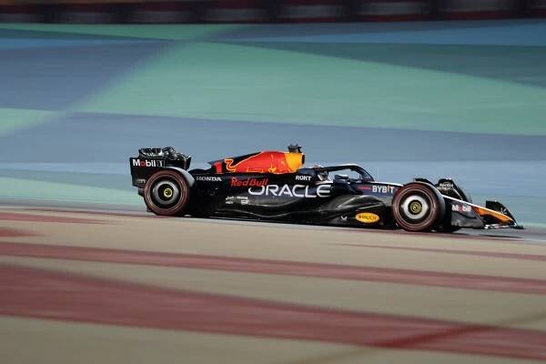 Verstappen v Bahrajnu dominoval, Alonso dosáhl na podium. Leclerc pro problémy s vozem odstoupil