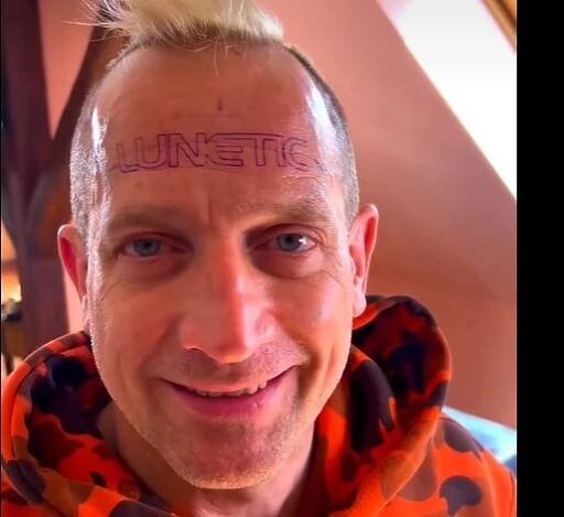 Martin Kocián si nechal vytetovat Lunetic na čelo. Chce se vrátit do kapely