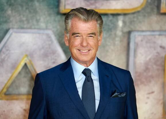 Vnučka agenta 007 Pierce Brosnana je hvězdou OnlyFans. Nejnovější fotografie v růžovém prádle odhalily téměř vše