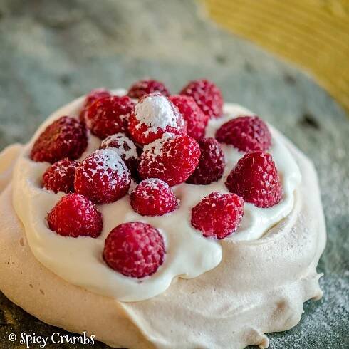 Pavlova s malinami - Spicy Crumbs
