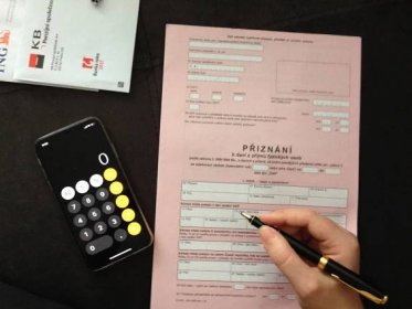 Jaké slevy na dani si můžete uplatnit za rok 2022? | Lucie Konečná | Finance na mateřské