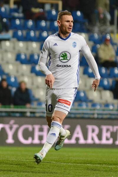 Fotbal stojí, peníze netečou. Ligoví hráči jdou s platem dolů o desítky procent