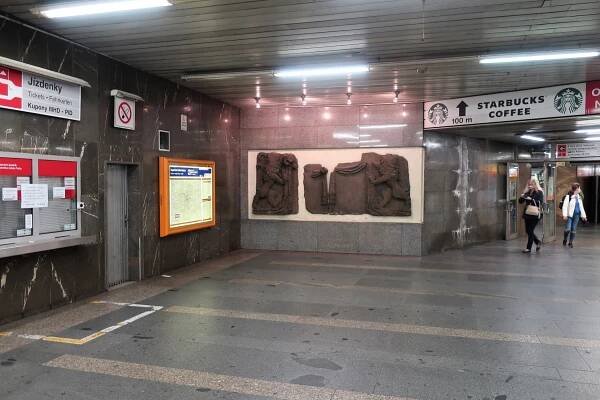 Fragmenty reliéfů lvů, Vestibul stanice metra I. P. Pavlova