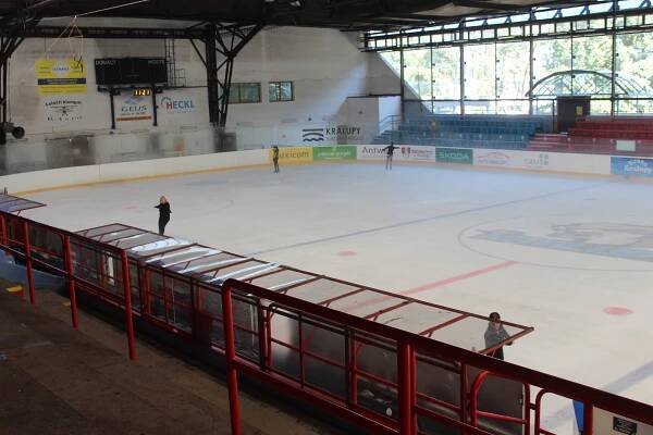 Chcete se zchladit? Na zimním stadionu v Lobečku už začalo veřejné bruslení