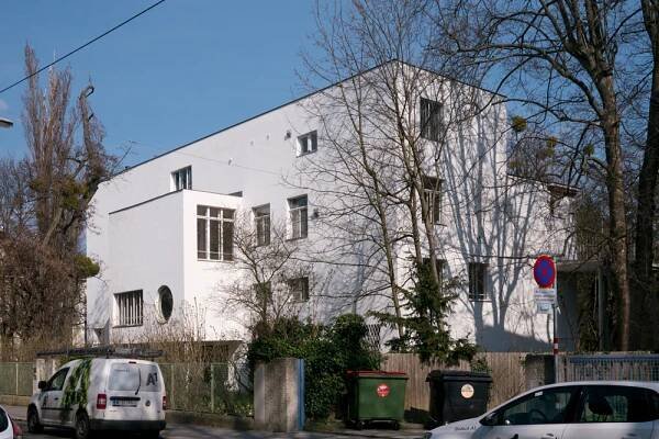 MODERNIST HOUSE FOR Julian Beer