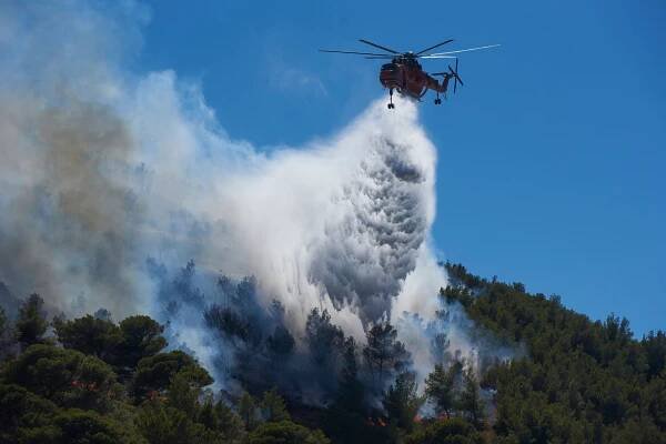 Řecko zasáhly masivní požáry. Hoří Kos i Zakynthos, oheň se přiblížil k hotelům