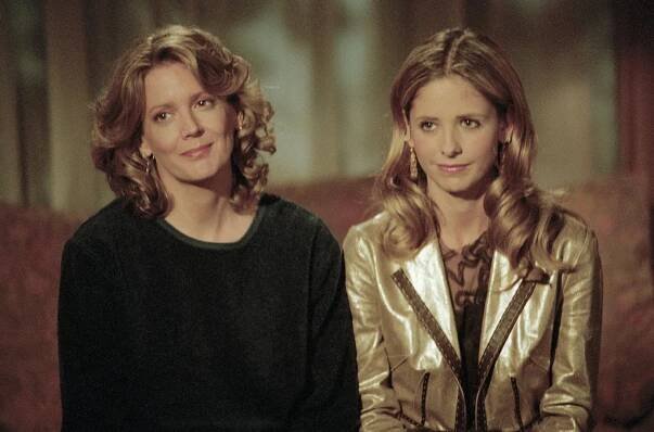 Buffy, přemožitelka upírů - Série 5 - Šílenství - Z filmu - Kristine Sutherland, Sarah Michelle Gellar