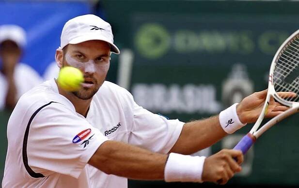  2. Tenis  Kolik toho naběhá tenista, záleží na stylu, jakým hraje. Někteří se pohybují jen u základní čáry, jiní často nabíhají na síť. To může během zápasu udělat rozdíl v řádech stovek metrů. Další proměnnou je délka utkání. Jinou vzdálenost naběhá tenista během třísetového duelu a jinou při pětisetové bitvě. Není neobvyklé, že v takových případech může hráč odběhat až pět kilometrů, což je dost působivé, uvědomíme-li si velikost kurtu. Připočítáme-li k tomu stovky, možná tisíce ostrých změn směru, startů na míč i brzdění, pak musíme politovat kolena všech profesionálních tenistů.