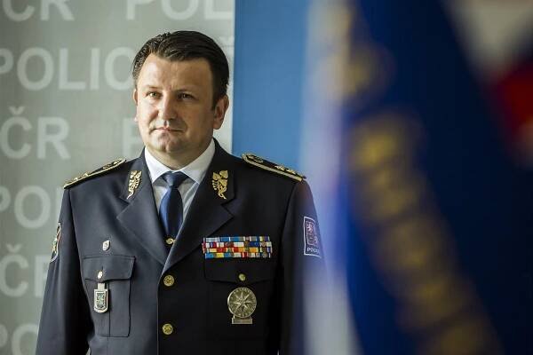 Uniformy českých velitelů se ježí metály. Udělují si je rádi sami navzájem
