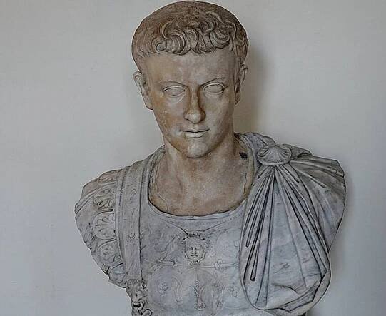 Hrál císař Claudius blázna, aby se vyhnul smrti?