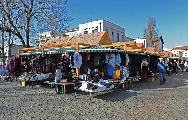 ‚Znehodnocují kulturní památku.‘ Město vypovědělo smlouvy venkovním stánkařům v Pražské tržnici