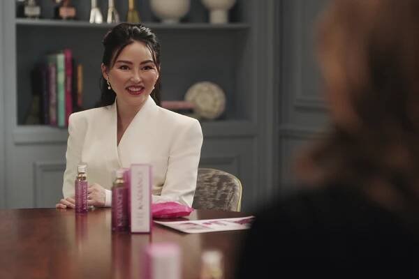 Elizabeth Tan - Emily in Paris - Optický klam - Z filmu