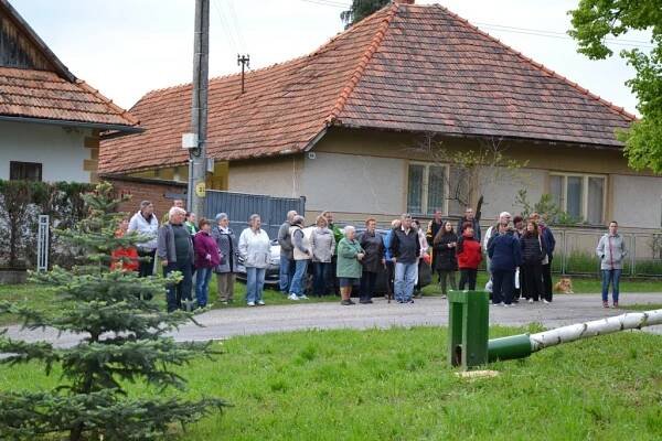 Stavanie mája v Pečeniciach 29.04.2017 - OZ Pečeničan