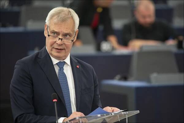Skandál kolem snížení platů pro pošťáky zlomil vaz finskému premiérovi