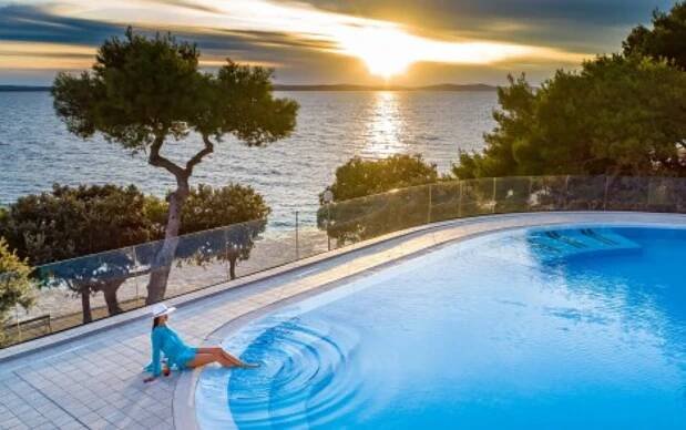 Chorvatsko nedaleko Zadaru a hned u pláže v Hotelu Pinija **** s bazény, wellness a animacemi + polopenze