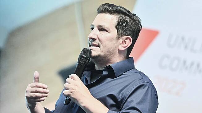 Florian Riedl von EnBW bei einer Präsentation auf der Veranstaltung Unlimited communication 2023