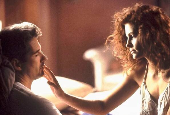 Film měl původně hodně temný scénář a Julia Roberts kvůli žhavé scéně potřebovala masáž aneb 10 zajímavostí o legendární