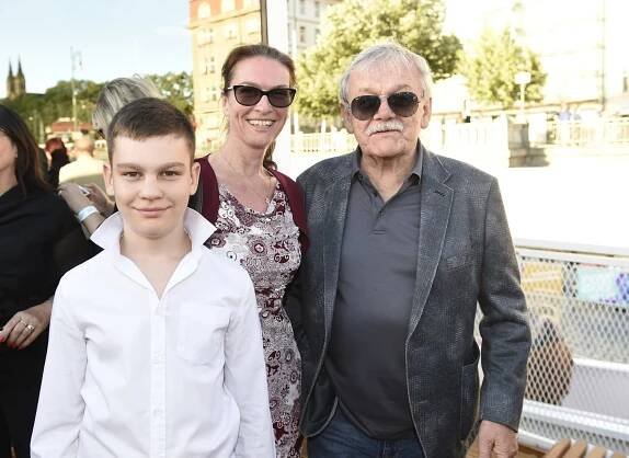 První ženě Holanové se na Gottově výstavě vyhýbal: Karel Šíp se pochlubil o 31 let mladší manželkou a dospívajícím synem
