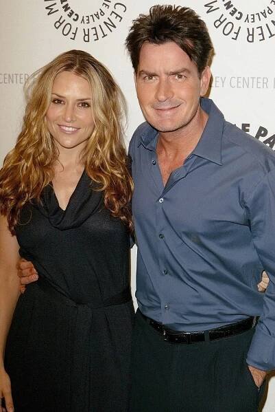 Exmanželka Charlieho Sheena Brooke Mueller fetuje na videu. Kvůli drogám jí sebrali dvojčata