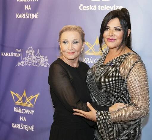 2023  Bára Basiková se vedle ní téměř ztratila.
