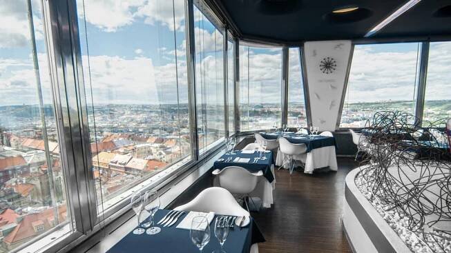 Ve výškové restauraci Oblaca si většinou můžete vybrat,  na kterou část Prahy se budete při večeři  koukat | Foto: Tower gastro s.r.o.