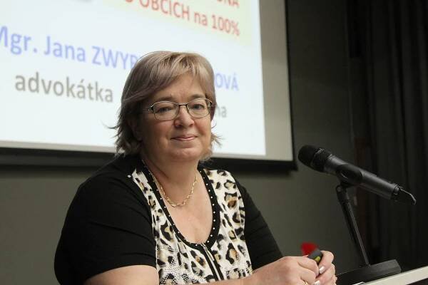 Soud ustanovil advokátkou ex offo senátorku Zwyrtek Hamplovou. Ta nemá čas a podala stížnost