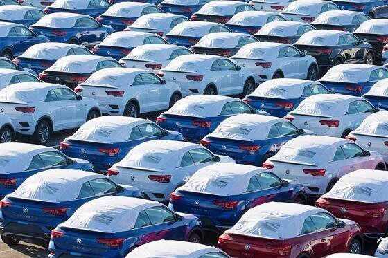 Nové automobily zaparkované u továrny Volkswagen v německém Osnabruecku. (17....
