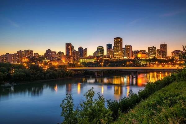 centrum edmontonu a řeka saskatchewan v noci - edmonton - stock snímky, obrázky a fotky