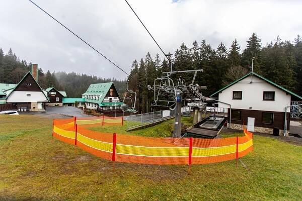 Přípravy na lyžování v Beskydech: skipasy zdražily, střediska sázejí i na slevy