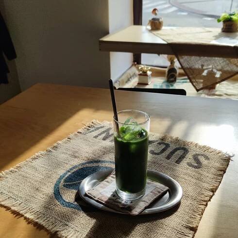 Frišná káva - matcha tonic