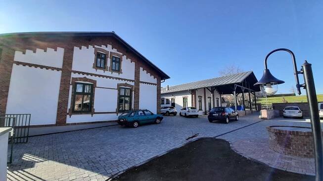 Dělnický dům z roku 1908 v Albrechticích po rekonstrukci, v sále přibyl balkon!