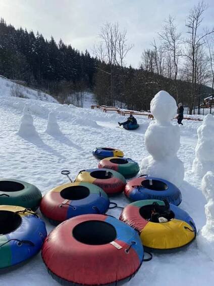 Snowtubing je v letošní zimě ve Velkých Karlovicích hodně oblíbenkou zábavou