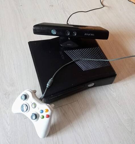 Černý Xbox 360 S + kinect + Ikonické hry (kolem 35) - Počítače a hry