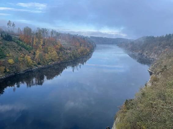 Povodí Vltavy upouští přehradu Orlík, lodě neproplují ani přes Kořensko