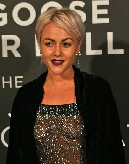 Vrchol nevkusu: Herečka Jaime Winstone vyrazila na charitativní akci v šatech, které odhalily celá ňadra