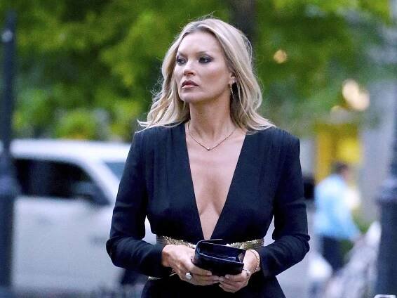 Kate Moss Owns the Saint Laurent Front Row With a Jaw-Dropping Leg Reveal