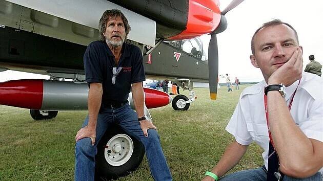 Memorial Air Show v Roudnici nad Labem, vlevo zakladatel a pořadatel akce Vlastimil Dvořák.