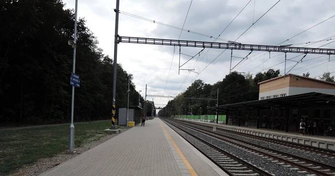 Tragédie na trati v Klánovicích: Muž skočil pod vlak. Rozhodl se spáchat sebevraždu, říká policie