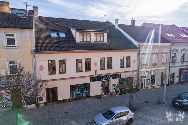 Bytový dům s komerčními prostory v centru města Strakonice | Hrdlička reality