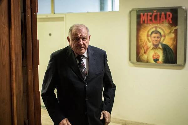 Mečiar obvolával primátorov a starostov, opäť chcel založiť stranu