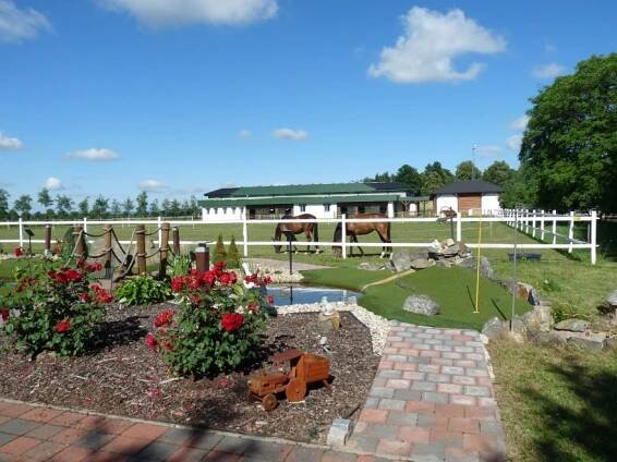 Farma a okolí - Farma Loreta | Farma Loreta - výuka jízdy na koních, možnost ubytování, tenis a jiné sportovní a turistické