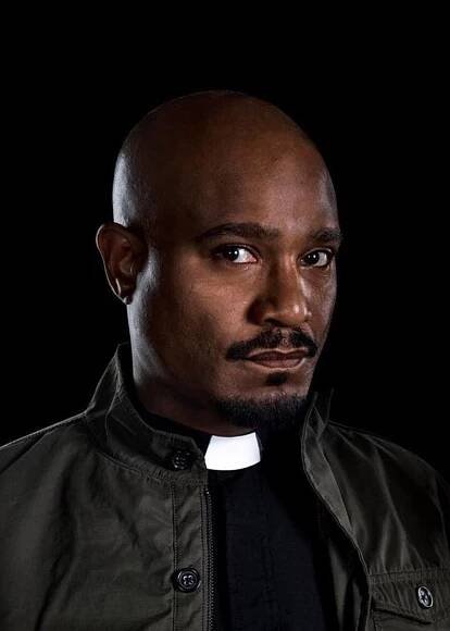 otec Gabriel Stokes (Seth Gilliam)