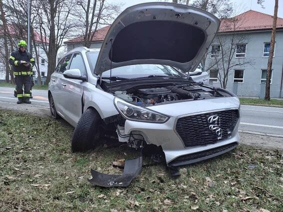 Řidič při nehodě u pardubického letiště prorazil betonová svodidla