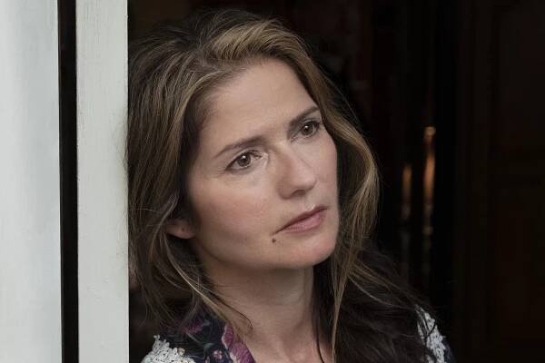Jill Hennessy as Jenny Rohr, who’s married to FBI agent Jackie Rohr (Kevin Bacon), in Showtime’s “City on a Hill.”